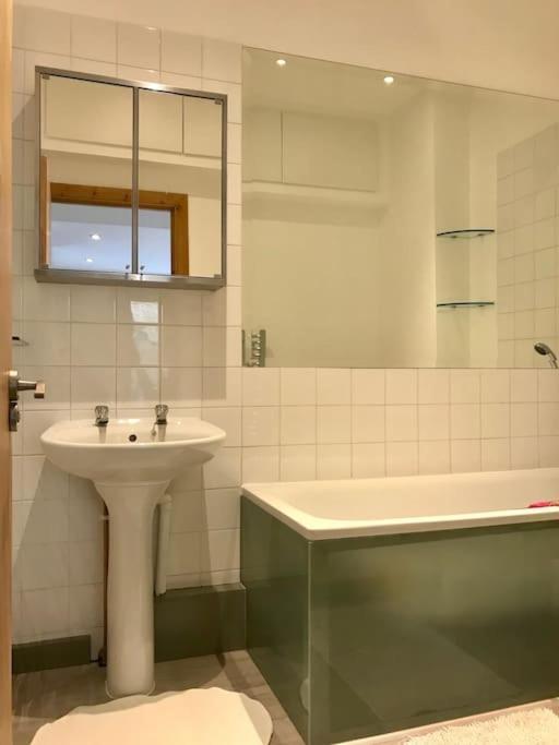 Quiet Kensington Flat Ideal For Central Лондон Экстерьер фото